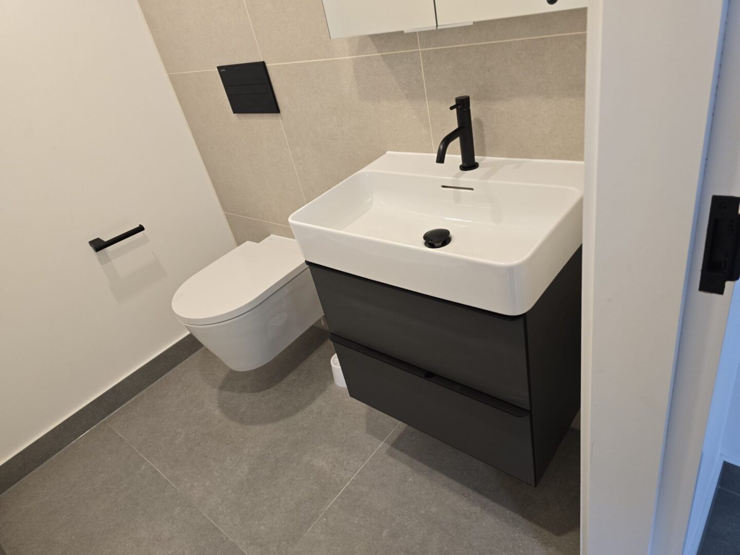 Experienced mastic man in Poole applying silicone sealant to bathroom tiles