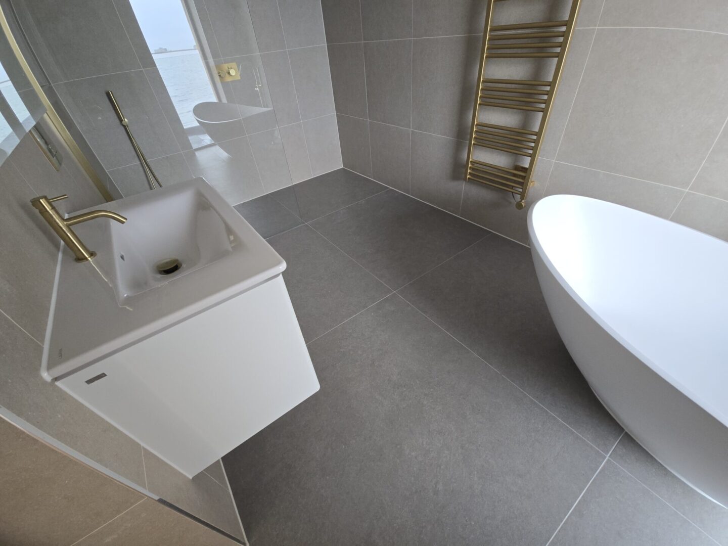 mastic man in bristol - commercial and residential/domestic sealant services mastic man in Bristol - bathrooms and kitchens sealant services