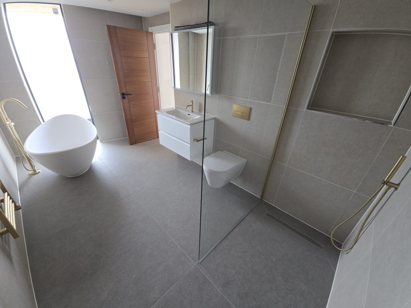 Our Dorset mastic man has provided high-quality silicone sealant services in a bathroom in Dorset area.