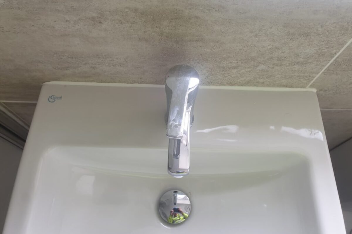 Can you apply new sealant over old silicone?